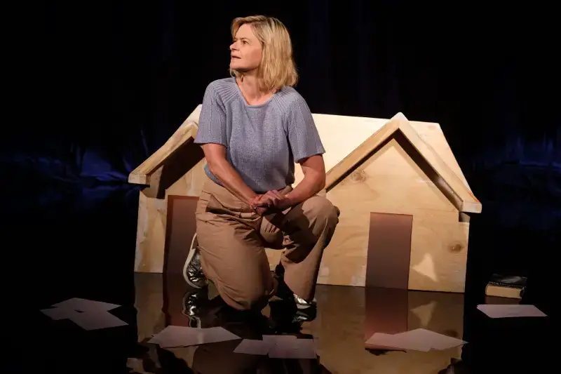 BWW REVIEW: THE END OF WINTER, Noëlle Janaczewska's contemporary commentary on climate change from an admirer of the cold opens at the Griffin Theater